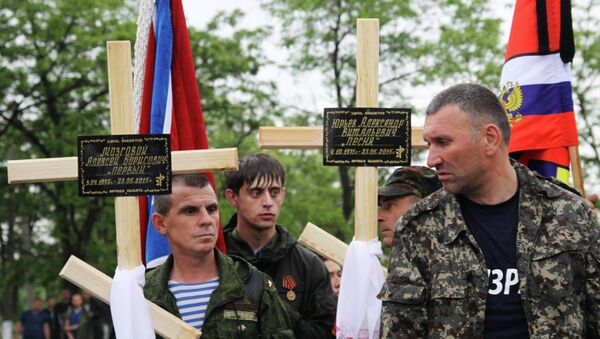 Бойцы ополчения Луганской народной республики (ЛНР) во время похорон командира 4-го батальона территориальной обороны Народной милиции ЛНР и его сослуживцев, погибших 23 мая в результате покушения Бойцы ополчения Луганской народной республики (ЛНР) во время похорон командира 4-го батальона территориальной обороны Народной милиции ЛНР и его сослуживцев, погибших 23 мая в результате покушения