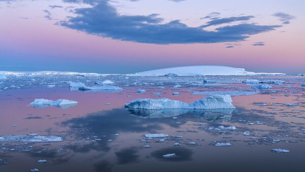 Море Уэдделла у берегов Антарктиды. Архивное фото Море Уэдделла у берегов Антарктиды. Архивное фото
