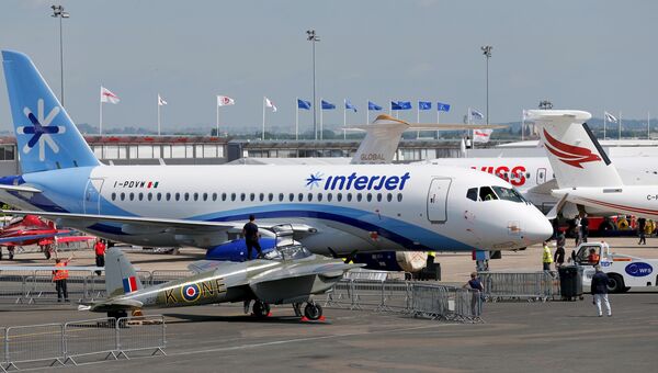 Рабочие готовят самолёт Sukhoi Superjet 100 перед открытием авиасалона в Ле Бурже Рабочие готовят самолёт Sukhoi Superjet 100 перед открытием авиасалона в Ле Бурже
