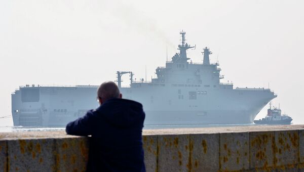 Вертолетоносец типа Мистраль в порту Сен-Назера. Архивное фото Вертолетоносец типа Мистраль в порту Сен-Назера. Архивное фото