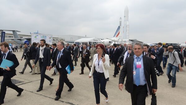 Посетители и участники на 51-м международном парижском авиасалоне Paris Air Show - Le Bourget 2015 в выставочном центре Ле Бурже во Франции Посетители и участники на 51-м международном парижском авиасалоне Paris Air Show - Le Bourget 2015 в выставочном центре Ле Бурже во Франции