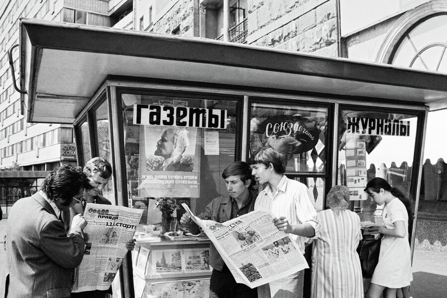 Москвичи у киоска печатных изданий в дни советско-американской космической экспедиции Союз-19-Аполлон. 1975 год Москвичи у киоска печатных изданий в дни советско-американской космической экспедиции Союз-19-Аполлон. 1975 год