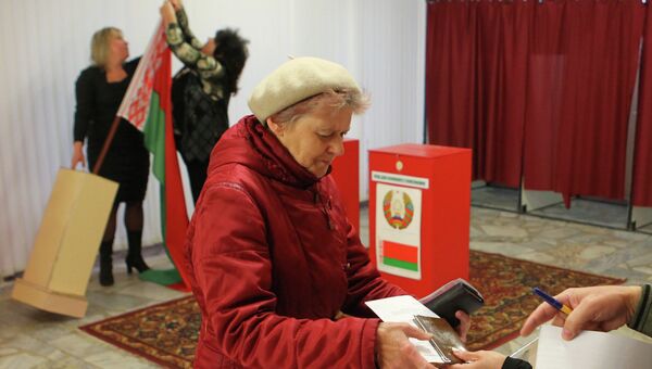Женщина получает бюллетень для голосования на выборах на одном из избирательных участков в Минске, Республика Беларусь. Архив Женщина получает бюллетень для голосования на выборах на одном из избирательных участков в Минске, Республика Беларусь. Архив
