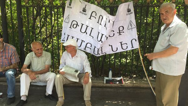 Участники акции протеста на проспекте Баграмяна в Ереване Участники акции протеста на проспекте Баграмяна в Ереване
