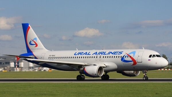 Самолет Airbus-320 авиакомпании Уральские авиалинии. Архивное фото Самолет Airbus-320 авиакомпании Уральские авиалинии. Архивное фото