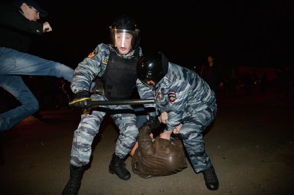 Сотрудники полиции задерживают участников беспорядков во время народного схода в московском районе Бирюлево Сотрудники полиции задерживают участников беспорядков во время народного схода в московском районе Бирюлево