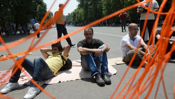 Участники акции протеста против повышения тарифов на электроэнергию в Ереване. Архивное фото Участники акции протеста против повышения тарифов на электроэнергию в Ереване. Архивное фото