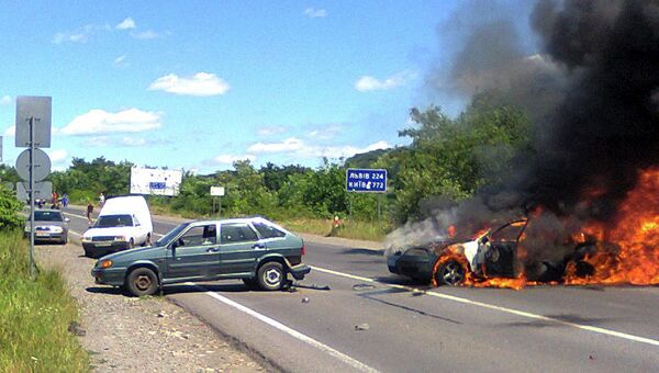 Полицейская машина горит в Мукачево, Украина. 11 июля 2015 Полицейская машина горит в Мукачево, Украина. 11 июля 2015