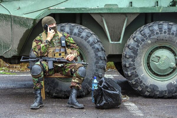Украинские военные контролируют дорогу возле Мукачево Украинские военные контролируют дорогу возле Мукачево