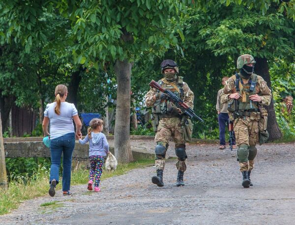Украинские военные патрулируют деревню возле Мукачево Украинские военные патрулируют деревню возле Мукачево