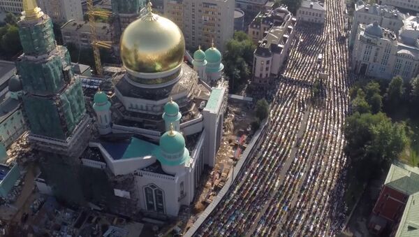 Молитва в праздник Ураза-байрам у соборной мечети в Москве. Съемка с воздуха Молитва в праздник Ураза-байрам у соборной мечети в Москве. Съемка с воздуха