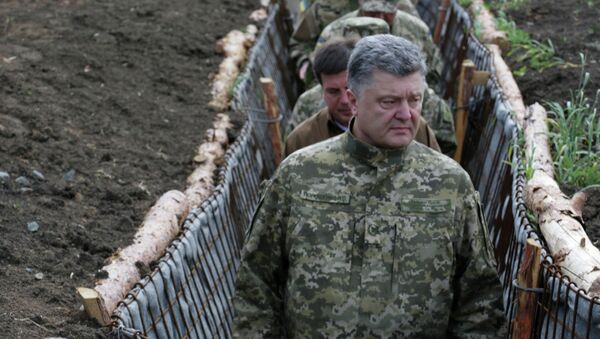 Президент Украины Петр Порошенко во время поездки в Донбасс. Архивное фото. Президент Украины Петр Порошенко во время поездки в Донбасс. Архивное фото.