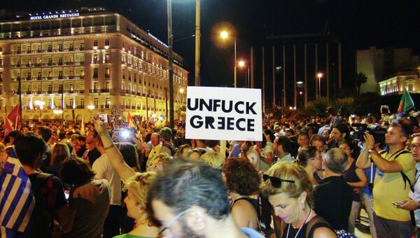 Жители Афин - противники реформ празднуют победу после объявления результатов референдума Жители Афин - противники реформ празднуют победу после объявления результатов референдума