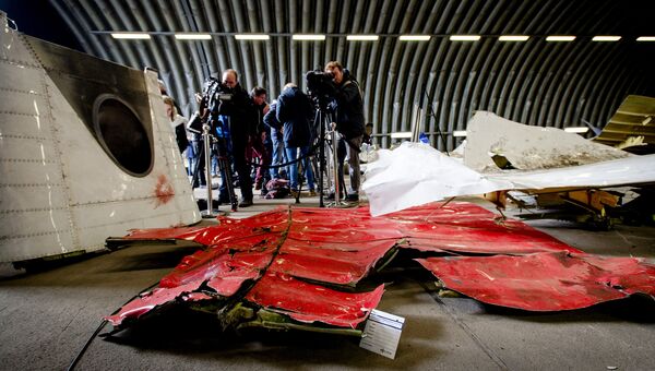 Обломки самолета Boeing 777 в ангаре на авиабазе Gilze-Rijen, Нидерланды. Архивное фото Обломки самолета Boeing 777 в ангаре на авиабазе Gilze-Rijen, Нидерланды. Архивное фото
