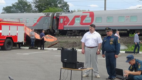 Сотрудники МЧС на месте ДТП на железнодорожном переезде в Белгородской области, где поезд столкнулся с КамАЗом Сотрудники МЧС на месте ДТП на железнодорожном переезде в Белгородской области, где поезд столкнулся с КамАЗом