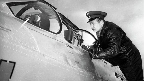 Летчик-космонавт СССР Алексей Леонов перед тренировочным полетом на самолете МИГ-21 Летчик-космонавт СССР Алексей Леонов перед тренировочным полетом на самолете МИГ-21