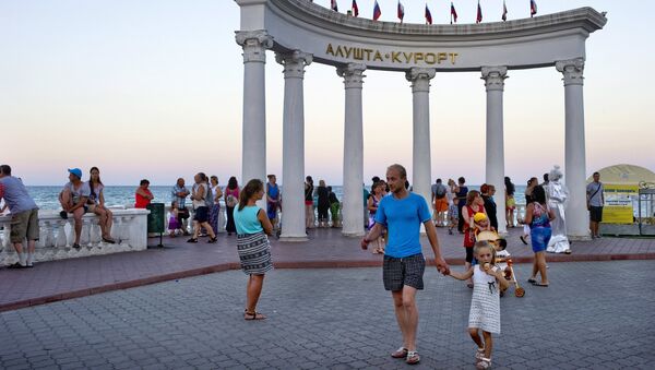 Отдыхающие на площади возле ротонды в городе Алушта. Архивное фото Отдыхающие на площади возле ротонды в городе Алушта. Архивное фото