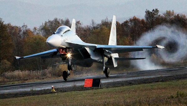 Новый многоцелевой истребитель Су-30 М2 совершает посадку на военном аэродроме Центральная Угловая в Приморском крае Новый многоцелевой истребитель Су-30 М2 совершает посадку на военном аэродроме Центральная Угловая в Приморском крае