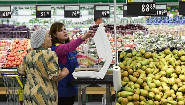 Покупатель в отделе овощей и фруктов Покупатель в отделе овощей и фруктов