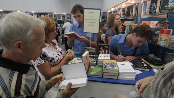 Посетители на книжной ярмарке. Киев, Украина. Архив Посетители на книжной ярмарке. Киев, Украина. Архив