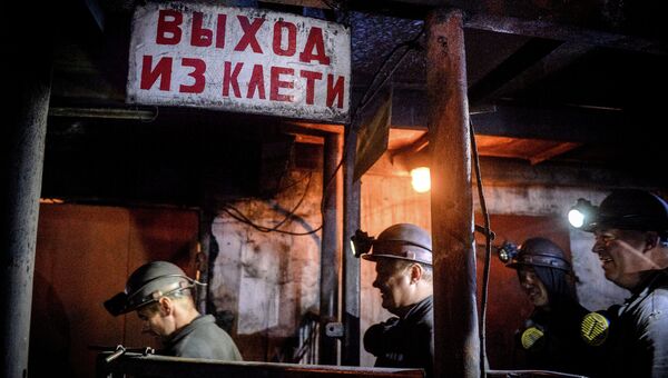 Шахтеры в клети на шахте Глубокая в Шахтерске Шахтеры в клети на шахте Глубокая в Шахтерске