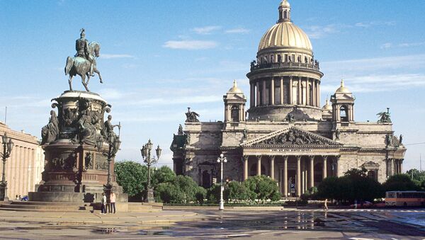 Вид на Исаакиевскую площадь в Санкт-Петербурге. Архивное фото Вид на Исаакиевскую площадь в Санкт-Петербурге. Архивное фото