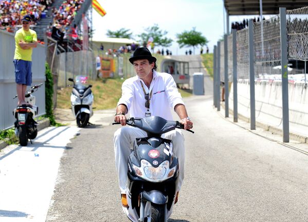 Актер Антонио Бандерас едет на скутере во время соревнований MotoGP в Каталонии, Испания Актер Антонио Бандерас едет на скутере во время соревнований MotoGP в Каталонии, Испания