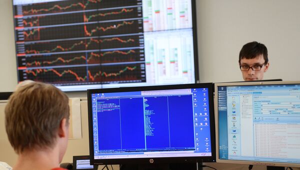 Сотрудники в офисе группы Московская Биржа ММВБ-РТС. Архивное фото Сотрудники в офисе группы Московская Биржа ММВБ-РТС. Архивное фото