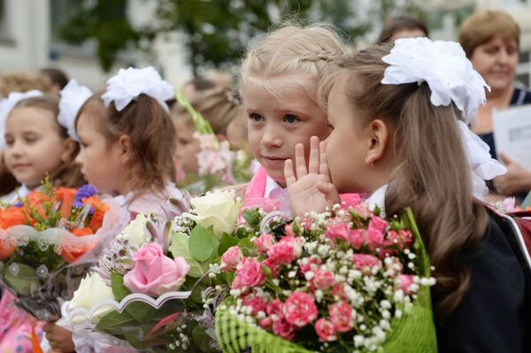Ученики на торжественной линейке в школе №1048 Москвы Ученики на торжественной линейке в школе №1048 Москвы