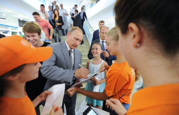 Президент РФ Владимир Путин раздает автографы во время посещения образовательного центра Сириус в Сочи, в котором проходят обучение одаренные дети со всей России Президент РФ Владимир Путин раздает автографы во время посещения образовательного центра Сириус в Сочи, в котором проходят обучение одаренные дети со всей России
