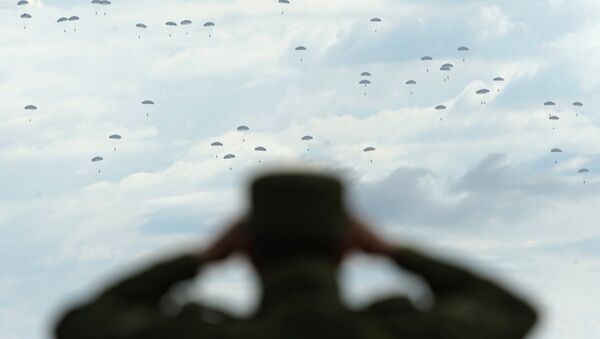 Десантирование военнослужащих. Архивное фото Десантирование военнослужащих. Архивное фото