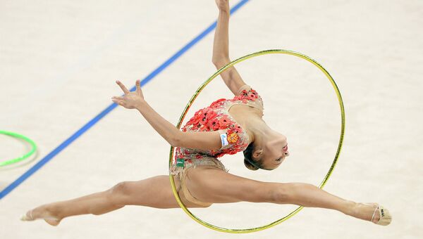 Александра Солдатова выполняет упражнения с обручем на чемпионате мира по художественной гимнастике в немецком Штутгарте Александра Солдатова выполняет упражнения с обручем на чемпионате мира по художественной гимнастике в немецком Штутгарте