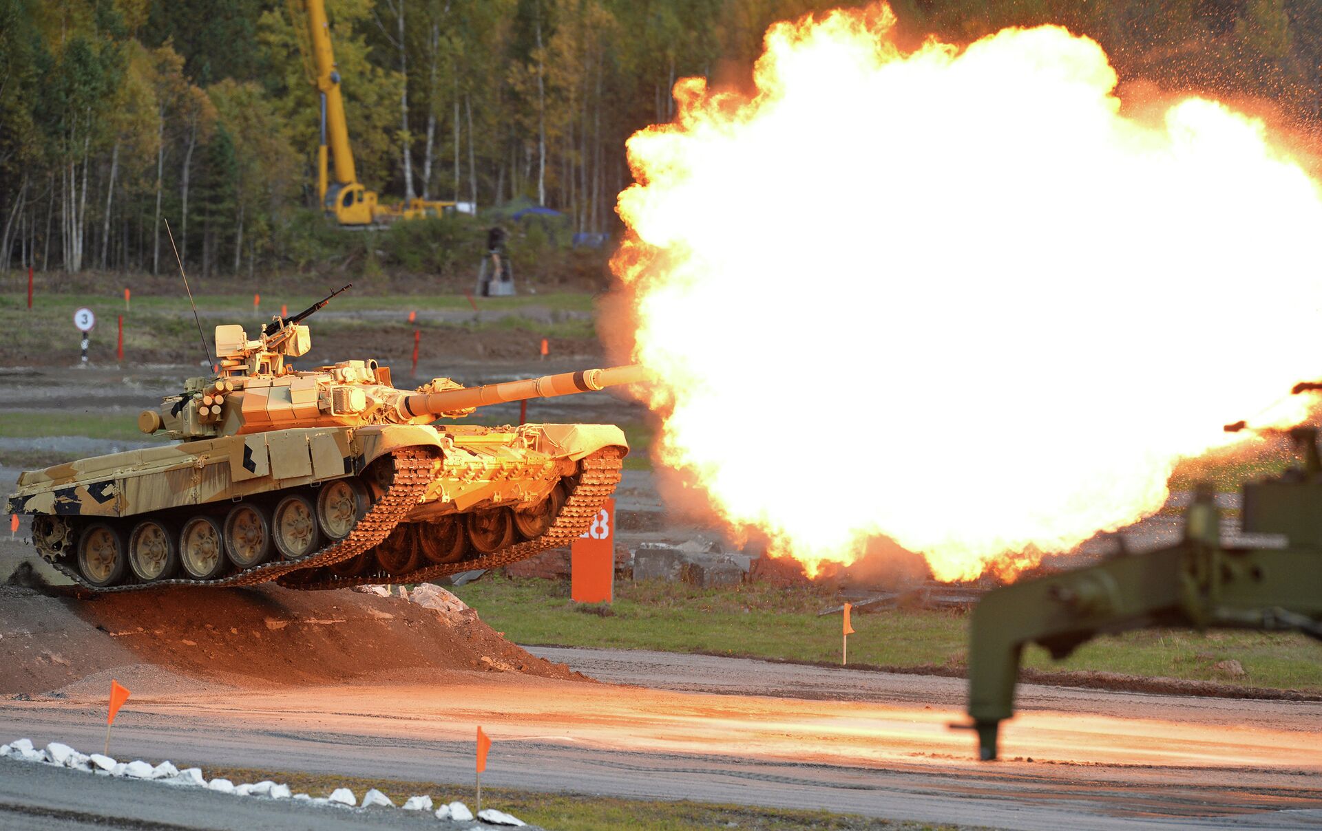 Танк во время демонстрационных стрельб на открытии выставки Russia arms expo Танк во время демонстрационных стрельб на открытии выставки Russia arms expo - РИА Новости, 1920, 09.09.2021