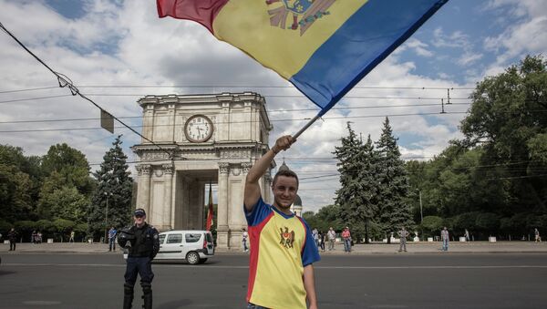 Участник антиправительственной акции у здания правительства Молдавии в Кишиневе.Архивное фото Участник антиправительственной акции у здания правительства Молдавии в Кишиневе.Архивное фото