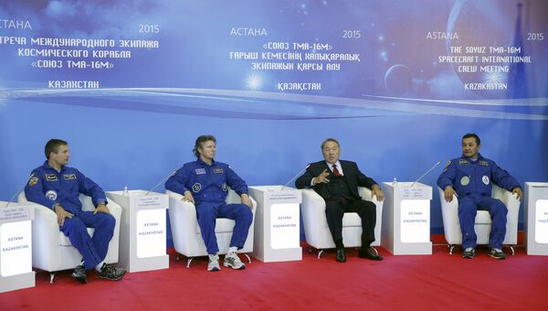 Президент Казахстана и вернувшиеся с МКС члены экипажа Союза ТМА-16М Президент Казахстана и вернувшиеся с МКС члены экипажа Союза ТМА-16М