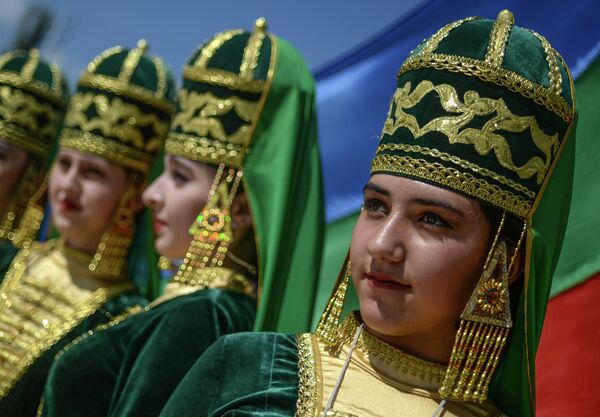 Участницы фестиваля национальных культур и подворий народов Дагестана на площади Свободы в рамках празднования 2000-летия Дербента Участницы фестиваля национальных культур и подворий народов Дагестана на площади Свободы в рамках празднования 2000-летия Дербента