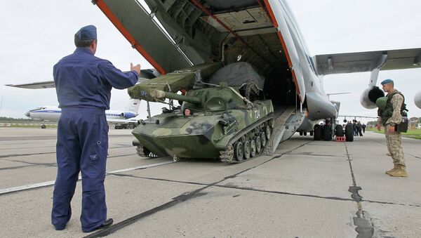 Российской военнослужащие на военном аэродроме в Мачулищах под Минском Российской военнослужащие на военном аэродроме в Мачулищах под Минском