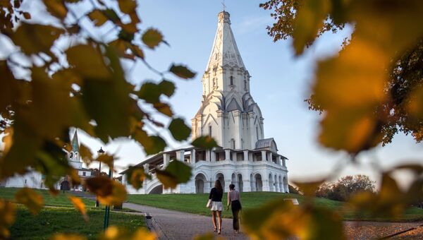 Девушки в музее-усадьбе Коломенское в Москве Девушки в музее-усадьбе Коломенское в Москве