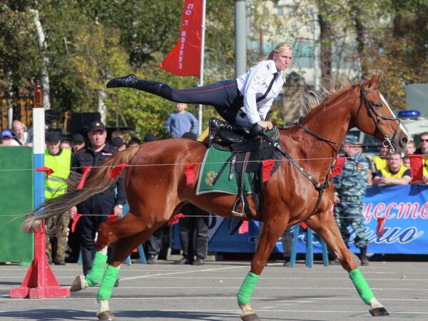 Сотрудник конной полиции на спортивном празднике Сотрудник конной полиции на спортивном празднике
