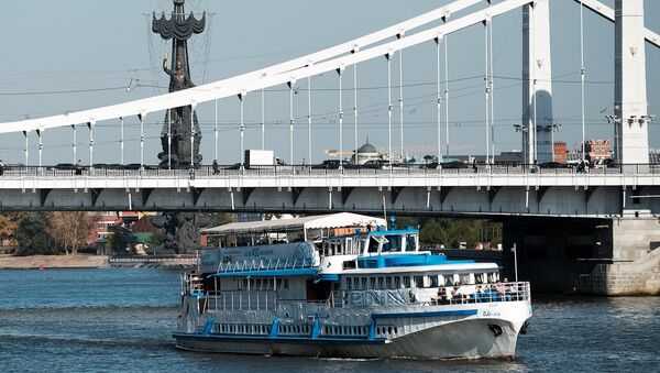 Прогулочный теплоход на Москве-реке. Архивное фото Прогулочный теплоход на Москве-реке. Архивное фото