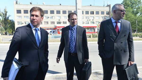 Адвокаты украинской летчицы Надежды Савченко Илья Новиков, Николай Полозов и Марк Фейгин (слева направо) у здания Донецкого городского суда Ростовской области, после очередного заседания по делу Н.Савченко Адвокаты украинской летчицы Надежды Савченко Илья Новиков, Николай Полозов и Марк Фейгин (слева направо) у здания Донецкого городского суда Ростовской области, после очередного заседания по делу Н.Савченко