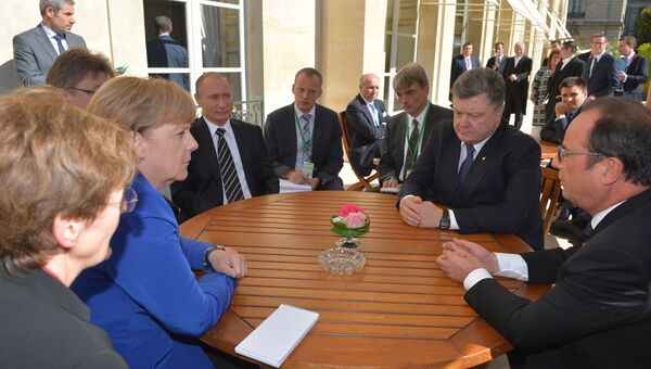 Президент России Владимир Путин, президент Украины Петр Порошенко, президент Франции Франсуа Олланд и канцлер Германии Ангела Меркель во время неформальной встречи в Париже Президент России Владимир Путин, президент Украины Петр Порошенко, президент Франции Франсуа Олланд и канцлер Германии Ангела Меркель во время неформальной встречи в Париже