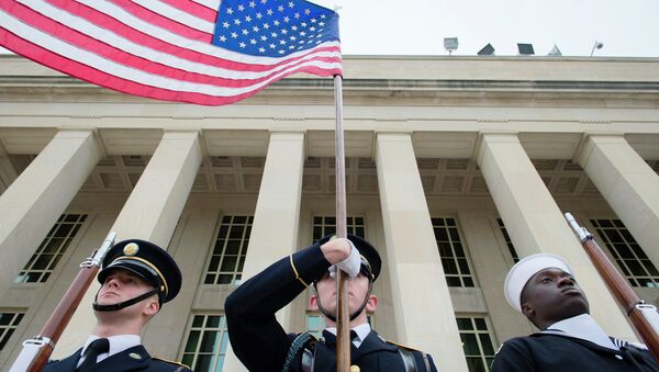Военные США у здания Пентагона Военные США у здания Пентагона