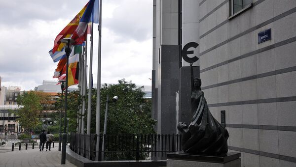 Скульптура европейской валюты перед зданием Европейского парламента в Брюсселе. Архивное фото Скульптура европейской валюты перед зданием Европейского парламента в Брюсселе. Архивное фото
