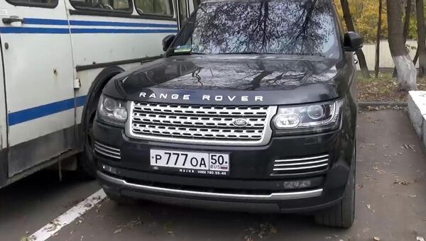 Автомобиль Рендж Ровер, на котором после совершения убийства в администрации Красногорска скрылся подозреваемый в серии убийств Амиран Георгадзе Автомобиль Рендж Ровер, на котором после совершения убийства в администрации Красногорска скрылся подозреваемый в серии убийств Амиран Георгадзе