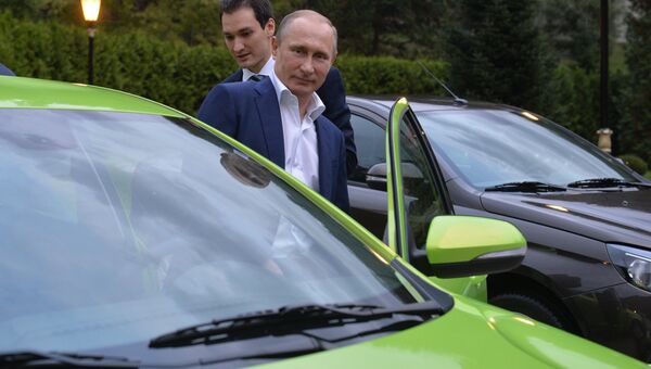 Президент России Владимир Путин садится за руль новой модели АвтоВАЗа Лада Веста Президент России Владимир Путин садится за руль новой модели АвтоВАЗа Лада Веста