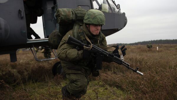 Десантник ВДВ высаживается из вертолета Ми-8. Архивное фото Десантник ВДВ высаживается из вертолета Ми-8. Архивное фото