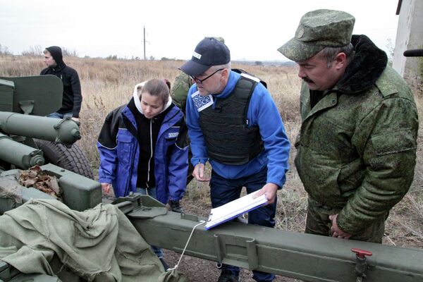 Представители ОБСЕ у военной техники, отведенной от линии соприкосновения ДНР, на специально подготовленной площадке в Донецкой области Представители ОБСЕ у военной техники, отведенной от линии соприкосновения ДНР, на специально подготовленной площадке в Донецкой области