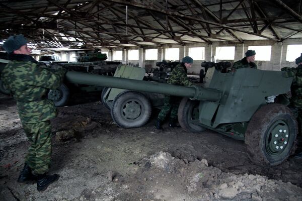 Военнослужащий у военной техники, отведенной от линии соприкосновения ДНР, на специально подготовленной площадке в Донецкой области Военнослужащий у военной техники, отведенной от линии соприкосновения ДНР, на специально подготовленной площадке в Донецкой области