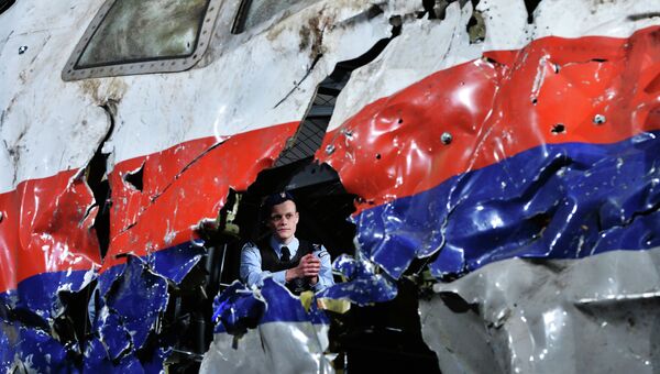 Представление доклада об обстоятельствах крушения лайнера Boeing 777 Malaysia Airlines (рейс MH17) на Востоке Украины 17 июля 2014 года на военной базе Гилзе-Рейен в Нидерландах. Архивное фото Представление доклада об обстоятельствах крушения лайнера Boeing 777 Malaysia Airlines (рейс MH17) на Востоке Украины 17 июля 2014 года на военной базе Гилзе-Рейен в Нидерландах. Архивное фото